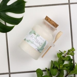 Dette badesaltet med 100% epsom salt og eterisk olje, passer perfekt i badekar, til fotbad eller som skrubb av huden. Saltet renser og gir økt blodsirkulasjon. 300 ml.